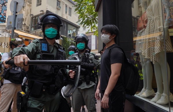 지난달 27일 홍콩 센트럴 지역에서 전신무장한 경찰관들이 시위대와 대치하고 있다. [뉴시스]