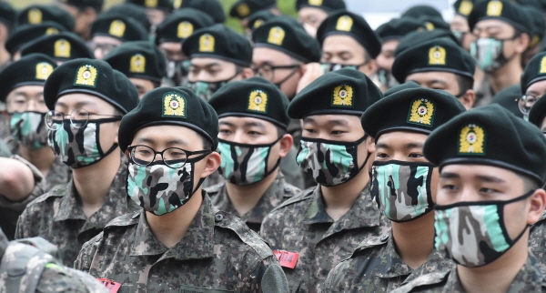군인 장병들이 미세먼지 영향으로 인해 마스크를 쓴 채 제7회 전국동시지방선거 투표소 앞에서 기다리고 있다. [뉴시스]