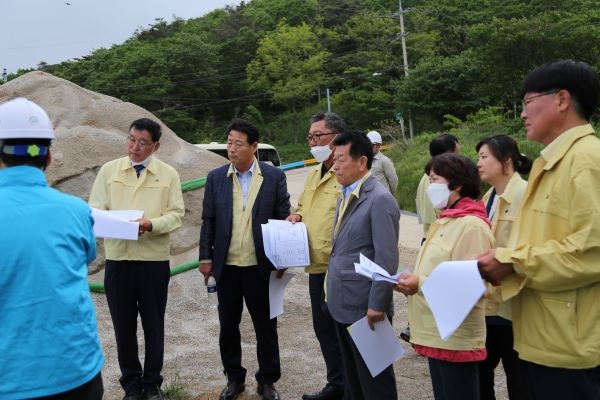 옹진군의회 의원들이 지난 2일 대청도 해수담수화 시설공사 현장을 점검하고 있다