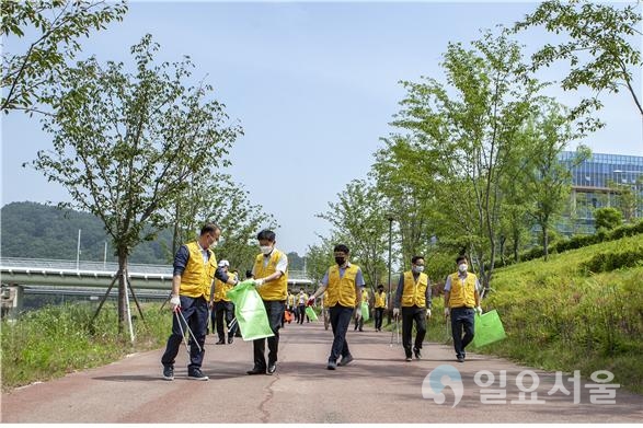 4일 오후 한국남동발전 본사 인근에서 직원들이 환경정화활동을 펼치고 있다.