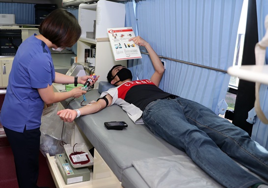 전남 장흥군에서 대한적십자사 광주전남혈액원이 준비한 헌혈버스에서 ‘생명나눔 헌혈운동’이 진행되고 있다.