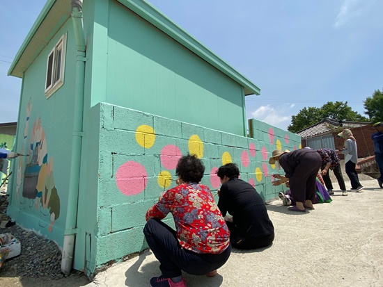 ‘보성600’사업, 조성면 덕촌마을담벼락 주민들이 직접 벽화그리기 참여