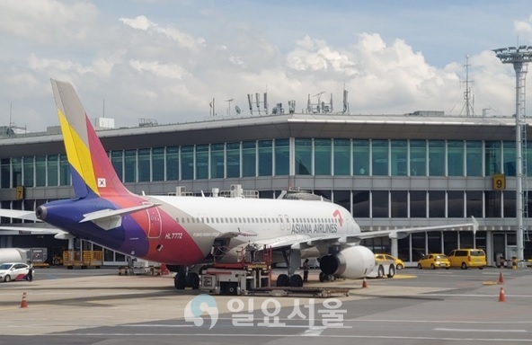 아시아나항공이 코로나19 이후 베트남 정부가 하노이 공항 입국을 허락한 첫 해외 국적기가 됐다. 7일 아시아나항공은 한국인 유학생 218명을 싣고 이날 오전 베트남 하노이 공항으로 이륙했다. [일요서울]