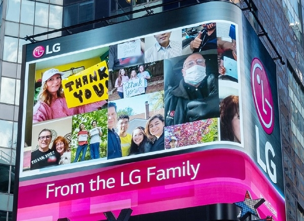 LG전자가 뉴욕 타임스스퀘어 전광판에 미국법인 임직원들이 직접 만든 ‘땡큐(Thank You)’ 메시지를 전하고 있다. [LG전자]