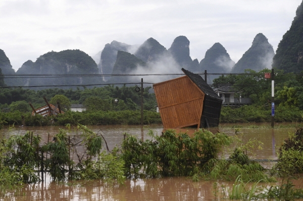 지난 7일 중국 광시좡족자치구 구이린시의 한 마을에서 폭우로 목재 가옥이 넘어져 있다. [뉴시스]