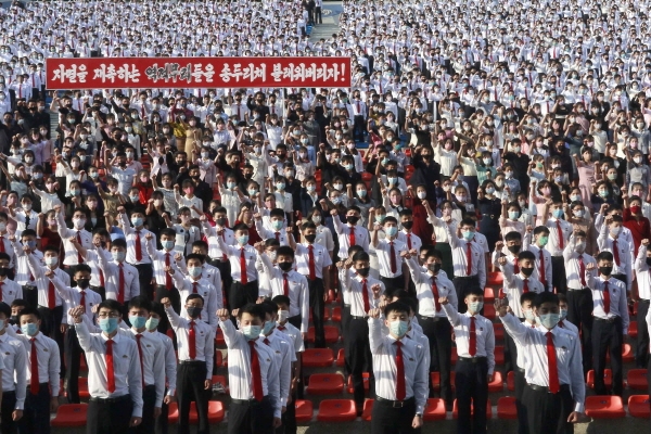 마스크를 착용한 북한 학생들이 6일 평양 청년공원 야외극장에서 남조선 당국과 탈북자들의 대북전단살포 등을 규탄하는 항의 군중 집회를 열고 구호를 외치고 있다. 2020.06.07. [평양=AP/뉴시스]