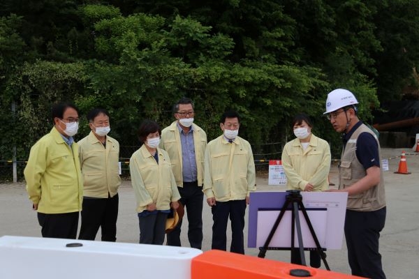 옹진군의회 의원들이 지난12일 북도면 신·시·모도 연도교 건설공사 현장을 점검하고 있다