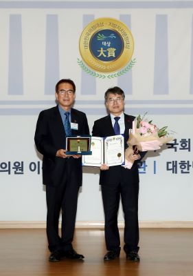 ‘지방자치 행정대상’ 수상한 홍인성 구청장(오른쪽)