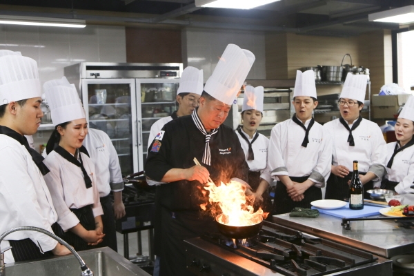 계명문화대학교 식품영양조리학부 교수가 요리실습수업을 진행하고 있다.