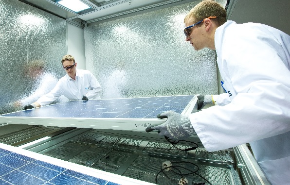 한화큐셀의 독일 기술혁신센터 태양광 모듈 품질 테스트 과정. [한화큐셀]