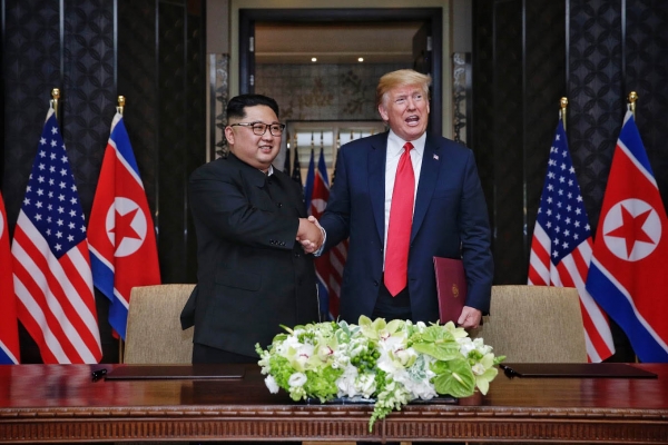 지난 2018년 6월 12일 김정은 북한 국무위원장과 도널드 트럼프 미국 대통령이 싱가포르 센토사섬 카펠라 호텔에서 북미정상회담 합의문에 서명했다. [뉴시스]