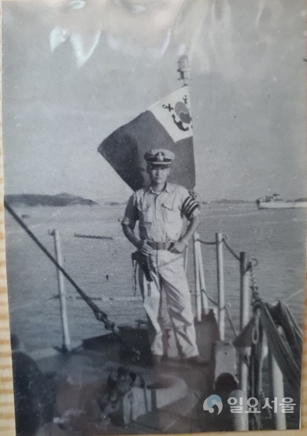 안제마 중위 조부 해군 대위 복무 당시 사진