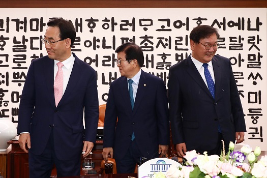 박병석 국회의장(가운데), 주호영 원내대표(좌), 김태년 원내대표(우) . 뉴시스
