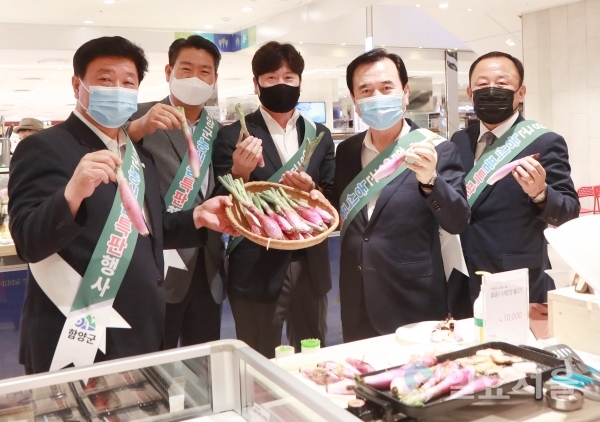 지난 19일부터 25일까지 롯데백화점 창원점에서 함양군 농식품 제조업체가 참여하는 우수 농식품 특판 행사를 가져 3200만원의 매출 실적을 올렸다.