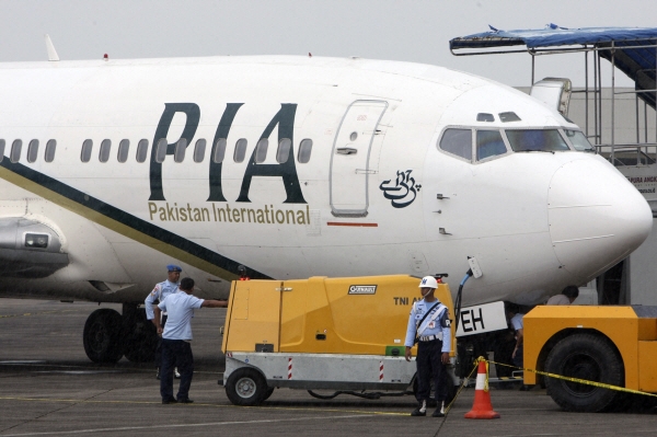 인도네시아 마카사르의 한 군사기지 활주로에 파키스탄국제항공(PIA) 여객기가 서 있다. [뉴시스]