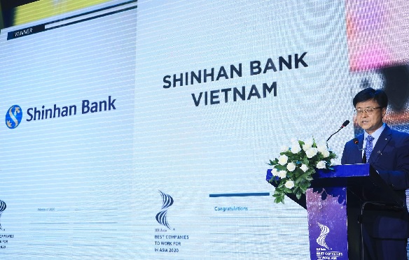 신한베트남은행이 HR Asia가 선정한 가장 일하기 좋은 기업상을 수상했다. [신한은행]