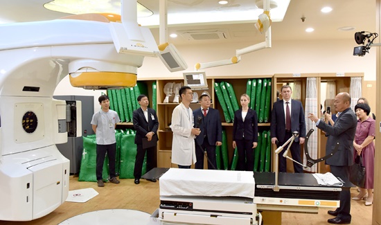 러시아 의료진이 화순전남대병원을 방문해 첨단의료장비를 살펴보고 있다.