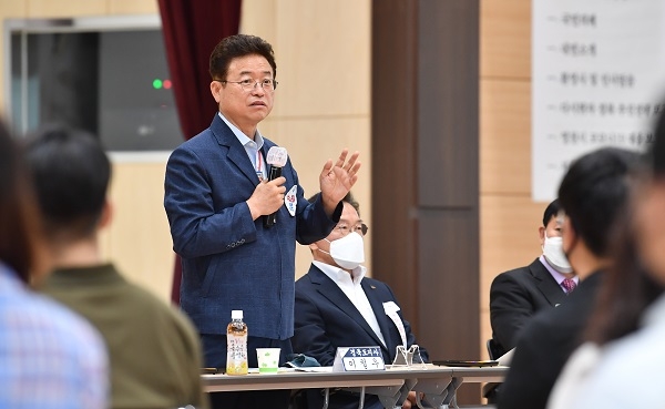이철우 도지사가 6일 영천 한국폴리텍대학에서 ‘다시 뛰자 경북’ 현장간담회에서 직접 진행을 맡아 경북의 재도약을 위한 다양한 아이디어에 대해 설명했다.