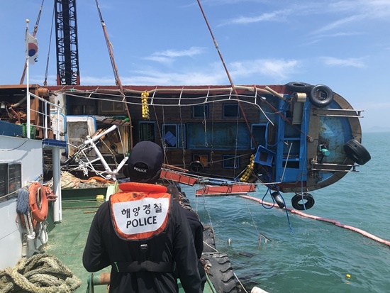 완도해경이 짙은 농무로 인한 어선간 충돌침몰로 발생한 사고해역서 승선원5명 전원을 구조했다.