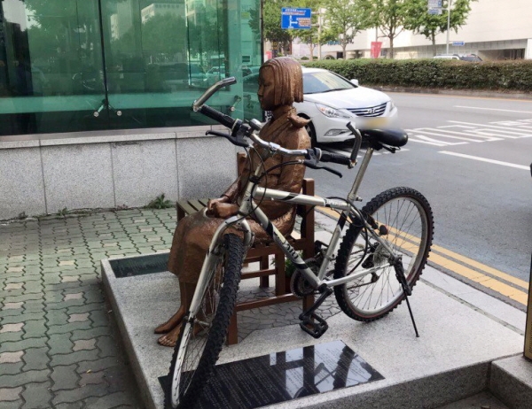 8일 오후 부산 동구 일본총영사관 앞에서 20대 후반으로 추정되는 남성이 평화의 소녀상에 자전거를 자물쇠로 묶고 달아났다. [사진=소녀상을지키는부산시민행동 제공]