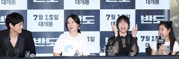 영화 반도 언론시사회에 참석한 강동원-이정현-이레-이예원