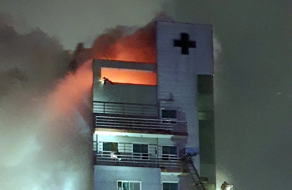 10일 오전 3시42분경 전남 고흥군 고흥읍 윤호21병원에서 불이나 2명이 숨지고 28명이 부상을 입은 가운데 불이난 병원 건물에서 고가사다리를 이용해 구조작업을 벌이고 있다. [뉴시스]