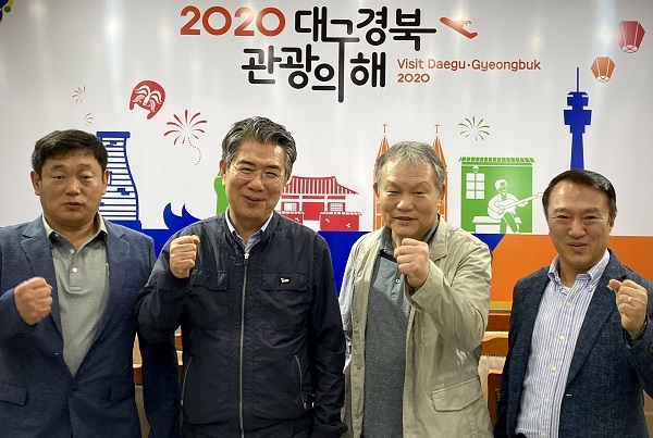 김성조 공사 사장(왼쪽 두번째)이 공사를 방문한 한국체육대학교 교수들과 기념사진을 찍고 있다.