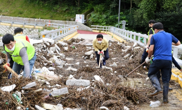 대전 중구는 14일 뿌리공원 하상주차장에서 집중폭우로 인해 발생한 토사와 쓰레기를 제거하는 현장 복구활동을 추진했다.