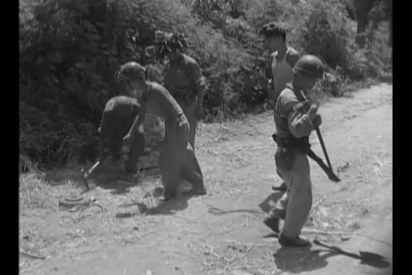 한국전쟁기 대전 기록영상 발굴_2.도로에 지뢰를 묻는 병사들