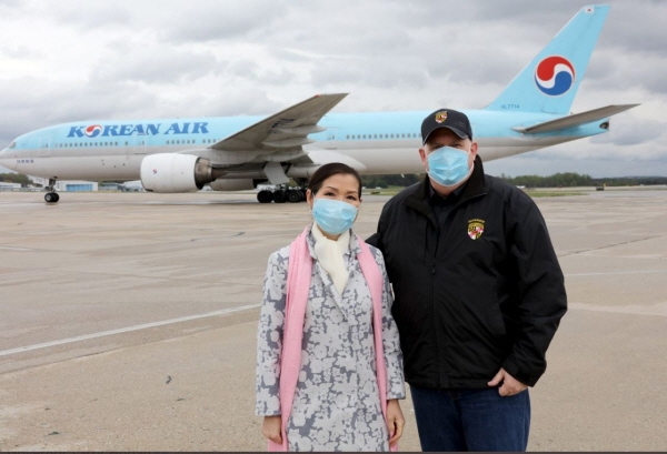 래리 호건 미국 메릴랜드 주지사(오른쪽)와 한국계 미국인 아내인 유미 호건(왼쪽). [뉴시스]