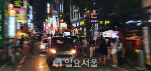 지난 17일 밤 서울 신사동 거리. [사진=조택영 기자]