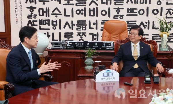 김경수 경남지사는 21일 오전, 국회의장실을 찾아 박병석 의장을 예방했다.