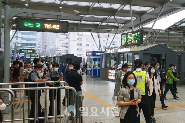 출근길 KTX의 고장으로 서울역에서 출발하는 승객들의 발목이 잡혔다. [이창환 기자]