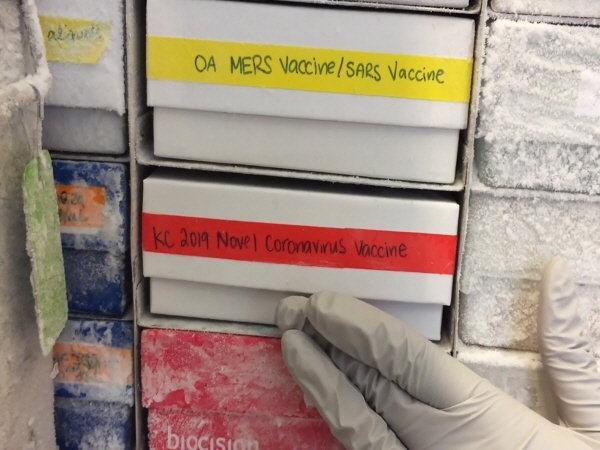 미국 메릴랜드주 베데스다에 있는 미국립보건원 산하 알레르기전염병연구소(NIAID)에서 한 관계자가 ‘신종코로나 백신’이라고 쓰여져 있는 샘플 등을 냉장고에 넣고 있다. [뉴시스]