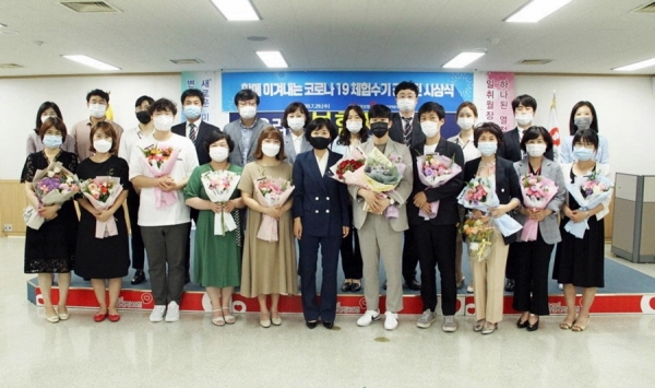 오른쪽에서 첫 번째 영상의학팀 이윤주, 세 번째 인공신장실 이귀자, 다섯 번째 진단검사의학팀 김시현, 일곱 번째 111병동 정지윤