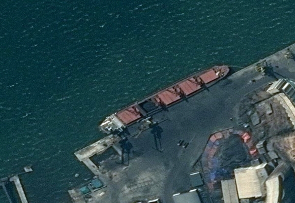 미 법무부가 공개한 위성 사진이 북한 화물선 '와이즈 어니스트'가 장소 미상의 항구에 정박한 모습을 보여주고 있다. 미 법무부는 9일(현지시간) 유엔의 대북제재 결의안을 위반하고 불법으로 석탄을 수출해 온 북한 대형 화물선 '와이즈 어니스트'를 제재 위반으로 압류했다고 밝혔다. 1만7600t급의 이 선박은 북한에서 가장 큰 화물선 중 하나로 북한의 석탄을 실어 반출했고, 중장비 기계 등을 북한으로 반입하는 데 사용돼왔다. 2019.05.10.[뉴시스]