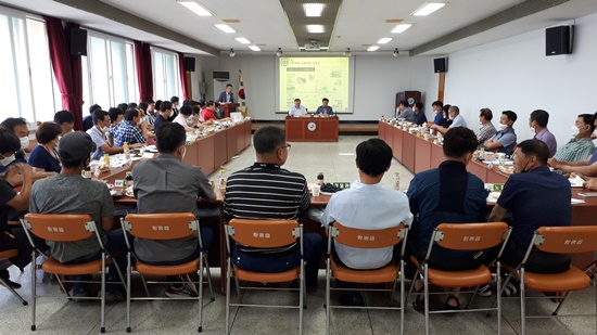 전남 함평읍사무소에서 지난 7월 30일 열린 주민설명회 모습