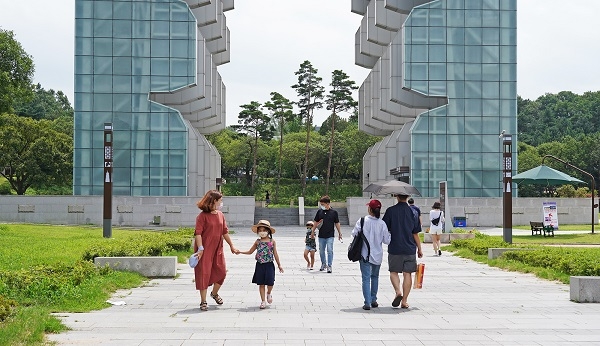 경주엑스포에 휴가철을 맞은 관광객과 시민들이 지난 주말 이틀간 경주엑스포공원으로 5천명에 가까운 관광객이 방문했다.