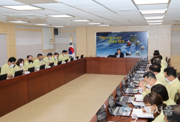 함안군은 3일 오전 8시 40분, 군청 별관 3층 회의실에서 조근제 군수 주재로 8월 연석회의를 개최했다.