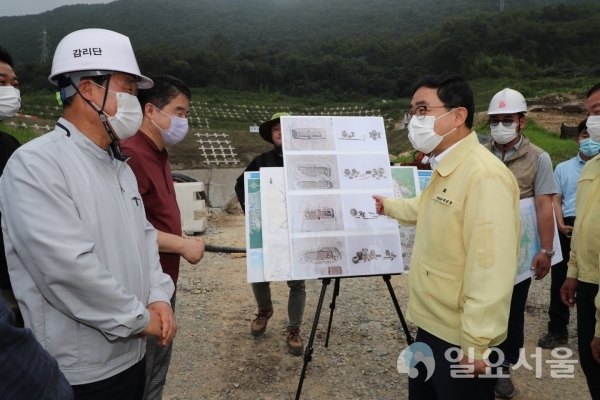 허성무 창원시장은 진해구민의 염원이자 창원시 경제회복의 ‘마중물’이 될 ‘제2안민터널 건설공사’ 현장을 방문해 주요사업구간을 시찰하고 조기개통의 필요성을 시공사 및 감리단 관계자들에게 역설했다.