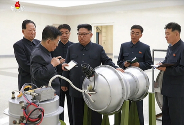 조선중앙TV는 3일 북한 김정은 노동당 위원장이 핵무기연구소를 방문해 관계자들과 함께 화성-14형'의 '핵탄두(수소탄)을 시찰하고 지도하는 모습을 보도했다. 2017.09.03. (사진=조선중앙TV 캡쳐)[뉴시스]