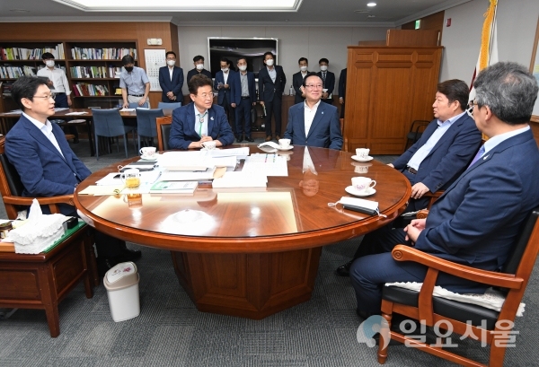 김경수 경남도지사, 송철호 울산시장, 권영진 대구시장, 이철우 경북도지사, 변성완 부산시장 권한대행 등 5인은 5일 오전, 경남도청에서 '제1회 영남권 미래발전협의회'를 개최하고 이같은 내용의 협약을 체결했다.