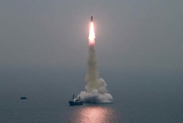 북한이 지난 2일 오전 신형 잠수함발사탄도미사일(SLBM) '북극성-3'형 시험발사를 성공적으로 진행했다고 밝혔다. 2019.10.03. (사진=노동신문)[뉴시스]