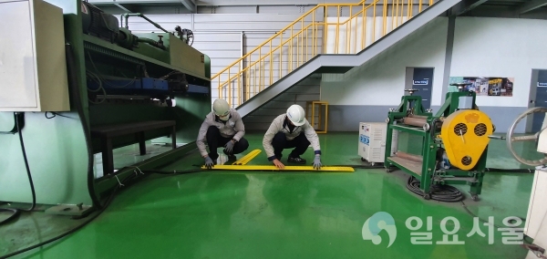 한국남동발전 직원들이 지난 4일, 협력중소기업 현장에서 안전시설을 개선하고 있다.