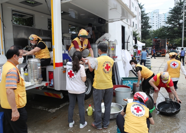 지난달 30일 폭우로 큰 침수 피해를 본 정림동 코스모스아파트가 수재민을 돕기 위해 달려 온 1천640여 명의 자원봉사자(단체)들이 복구 작업에 빠르게 복구되고 있다.
