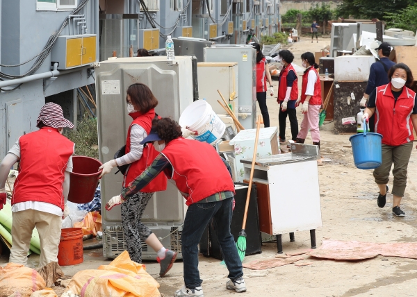 지난달 30일 폭우로 큰 침수 피해를 본 정림동 코스모스아파트가 수재민을 돕기 위해 달려 온 1천640여 명의 자원봉사자(단체)들이 복구 작업에 빠르게 복구되고 있다.