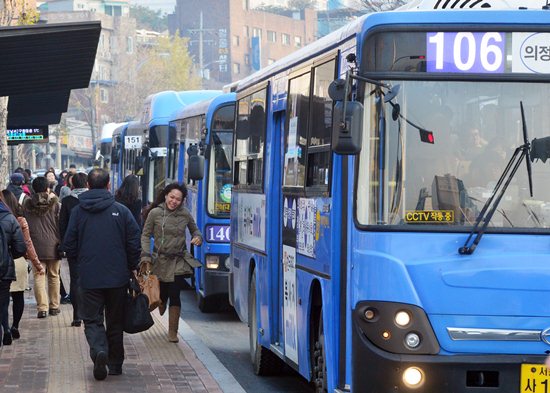 전국의 모든 버스가 22일 오전 6시 20분부터 운행을 재개한 가운데, 이날 서울 도봉구 창동에서는 시민들이 버스를 이용해 출근을 하고 있다. <사진자료=뉴시스>