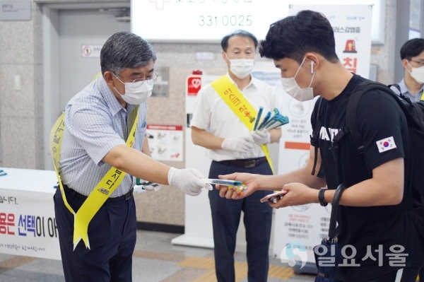 부산김해경전철은 7일, 김해시와 함께 경전철 이용고객을 대상으로 역사에서 손부채를 나눠주고 마스크 착용을 독려하는 캠페인을 펼쳤다.