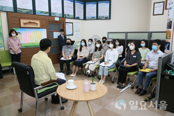 송도근 시장이 7일, 민원업무 담당공무원 12명이 참석한 가운데 민원서비스 향상을 위한 소통의 시간을 가졌다.