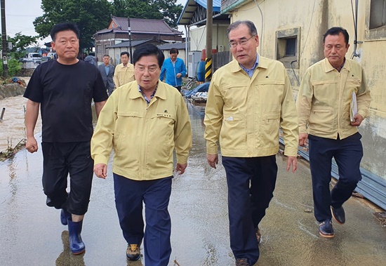 8일, 유두석 장성군수(좌)와 이개호 국회의원이 수해지역 현장 점검에 나섰다.